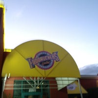 Photo taken at Fuddruckers by Luis Q. on 2/18/2013
