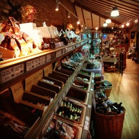 Foto diambil di Uncle Henry&amp;#39;s Farm Shop &amp;amp; Coffee Stop oleh Cara S. pada 12/24/2012