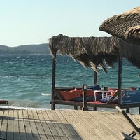 Photo taken at Aren Beach Club by Hakan T. on 7/31/2017