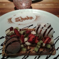 Foto diambil di Shaka Restaurant Bar &amp;amp; Cafe oleh cihan a. pada 3/30/2013