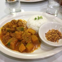Das Foto wurde bei YoMa Burmese Restaurant von Kenneth M. am 4/26/2013 aufgenommen