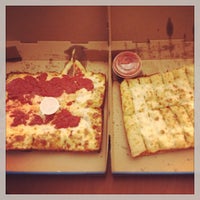 12/29/2013にᴡ J.がPizza Squared Detroit Style Pizzaで撮った写真