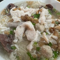 Photo taken at Kedai Kopi Jia Siang 家香生肉面 by Cheng C. on 5/27/2023