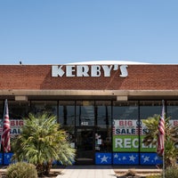 7/19/2017 tarihinde Kerby&amp;#39;s Furnitureziyaretçi tarafından Kerby&amp;#39;s Furniture'de çekilen fotoğraf