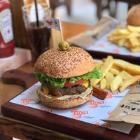 Foto tomada en Tipsi Beer &amp;amp; Burger House  por Fırat el 7/28/2018