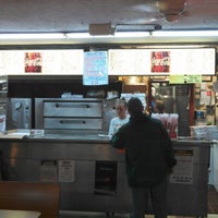 Foto scattata a Nat&amp;#39;s Pizza da Michael R. il 10/29/2012