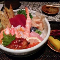 Foto tirada no(a) Sushi Den por Erika Y. em 1/21/2015