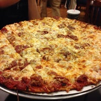 Das Foto wurde bei Rosati&amp;#39;s Pizza von H am 4/29/2014 aufgenommen
