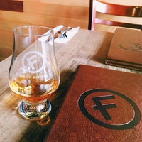 Foto diambil di Fets Whisky Kitchen oleh Eliza S. pada 10/20/2019