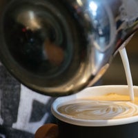 6/20/2017 tarihinde Fonté Coffee Roaster Cafe - Bellevueziyaretçi tarafından Fonté Coffee Roaster Cafe - Bellevue'de çekilen fotoğraf