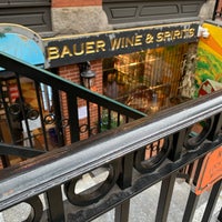 Photo prise au Bauer Wines And Spirits par Rebecca B. le11/25/2020