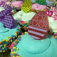 รูปภาพถ่ายที่ Cupcakes By Carousel โดย Lisa T. เมื่อ 3/22/2013