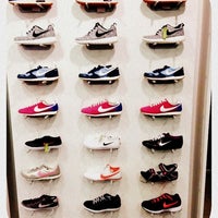 5/10/2013 tarihinde Helen K.ziyaretçi tarafından Nike'de çekilen fotoğraf