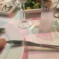 Photo taken at Yengeç Restaurant by Özge DÖNMEZ on 3/3/2017
