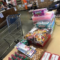 Снимок сделан в Jack&amp;#39;s Wholesale Candy &amp;amp; Toy пользователем Claire P. 2/8/2019