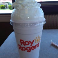 Photo taken at Roy Rogers by EsJayee J. on 5/24/2019