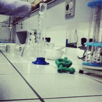 Photo taken at Laboratorio de Quimica by [Luh] N. on 3/21/2013