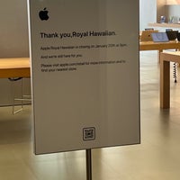 Photo taken at Apple Royal Hawaiian by Yos T. on 1/1/2024