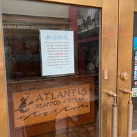 Das Foto wurde bei Atlantis Seafood &amp;amp; Steak von Yos T. am 12/28/2022 aufgenommen