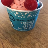 Foto tomada en Brain Freeze Nitrogen Ice Cream &amp;amp; Yogurt Lab  por Artemisa L. el 9/8/2018