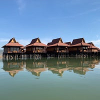 Photo taken at Shwe Inn Tha Floating Resort by Youri o. on 1/22/2019