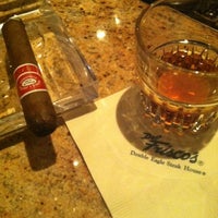 Foto tirada no(a) Del Frisco&#39;s Cigar Lounge por Theo S. em 12/1/2012
