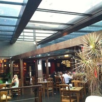 Foto tirada no(a) Santillana Lounge Bar por HELENI HARUMI K. em 12/20/2012