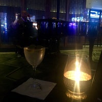 รูปภาพถ่ายที่ kokomo&amp;#39;s Lounge โดย Filmester เมื่อ 4/27/2017
