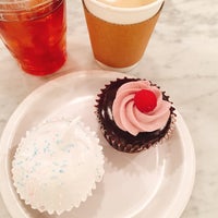 Photo taken at Magnolia Bakery by ぱらん on 11/16/2017