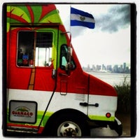 Das Foto wurde bei Guanaco Salvadoran Cuisine food truck von Guanaco food truck am 5/18/2013 aufgenommen