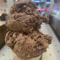 Photo taken at Kilwins Chocolate Fudge &amp;amp; Ice Cream by BD on 5/3/2020
