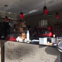 Photo taken at Mome&amp;#39;s café by Por Zeus on 11/3/2017