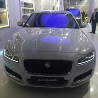 Das Foto wurde bei Jaguar Land Rover Boutique von Aitura S. am 1/11/2016 aufgenommen