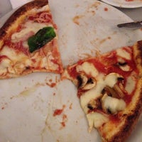 รูปภาพถ่ายที่ &amp;quot;Pizza Please&amp;quot; โดย Angelina X. เมื่อ 3/11/2016