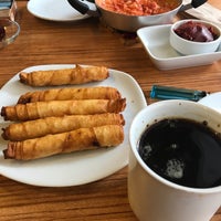 Photo taken at Fiskos Kahvaltı Cafe by Kaya A.💛💙 on 8/19/2017