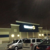 Foto tirada no(a) Walmart Supercentre por Pino D. em 12/24/2012