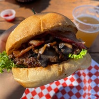 Foto scattata a Blue Moon Burgers Alki da Comma Saves Bob il 10/9/2022