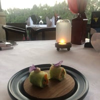 Foto diambil di Cascades Restaurant oleh Hamideh.N.P pada 11/9/2019