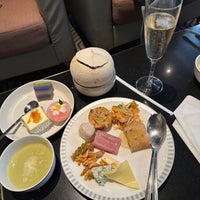 Photo taken at Singapore Airlines SilverKris Lounge by Liftildapeak W. on 4/4/2024