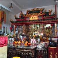 Photo taken at Kuan Im Tng Temple by Liftildapeak W. on 9/11/2015