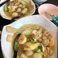 Photo taken at Lao Jiang 老江 Superior Kway Teow Soup by Janie C. on 3/11/2021