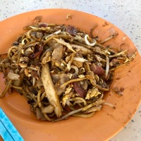 Photo taken at Tiong Bahru Fried Kway Teow by Janie C. on 11/25/2018