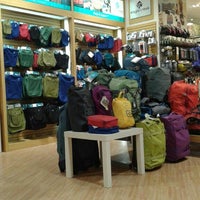 Tumi trinoma shop