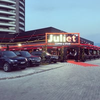 รูปภาพถ่ายที่ Juliet Coffee &amp;amp; Steak โดย Ömer R. เมื่อ 6/13/2017