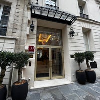 Photo taken at Hôtel Résidence Lord Byron by Eliška M. on 12/18/2022