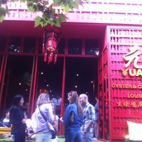6/2/2013 tarihinde Stephy Z.ziyaretçi tarafından Yuan Oyster &amp;amp; Cocktail Lounge'de çekilen fotoğraf