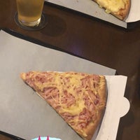 Photo taken at Vitrine da Pizza - Pizza em Pedaços by Clarah G. on 1/25/2018