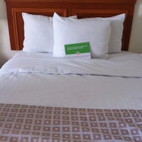 Foto diambil di La Quinta Inn &amp;amp; Suites Orlando South oleh Clarah G. pada 11/23/2012