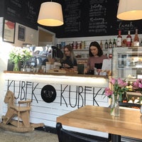 Foto tomada en Kubek w Kubek Cafe  por Emel U. el 2/28/2019