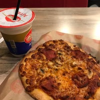 Photo taken at Domino&amp;#39;s Pizza by Uğur U. Y. on 4/6/2019